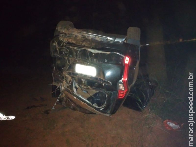 Motorista colide Pajero em anta, capota carro e é socorrida pelos bombeiros