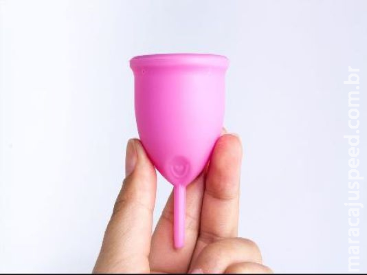 Mulheres aderem a absorventes de pano e coletores 