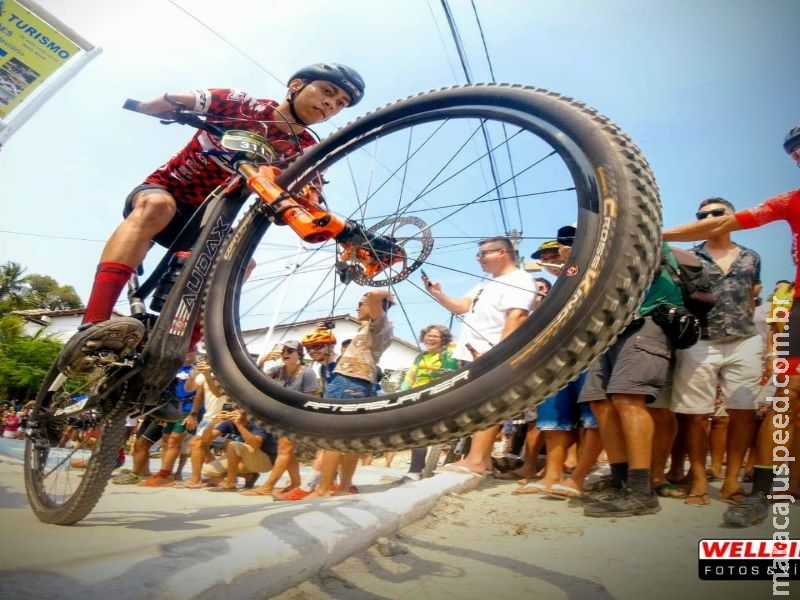 Paratleta pedala 600km sozinho em campanha para arrecadação de alimentos