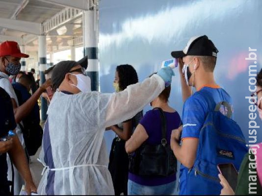 Passageiros têm temperatura aferida antes de embarque em terminais nesta segunda