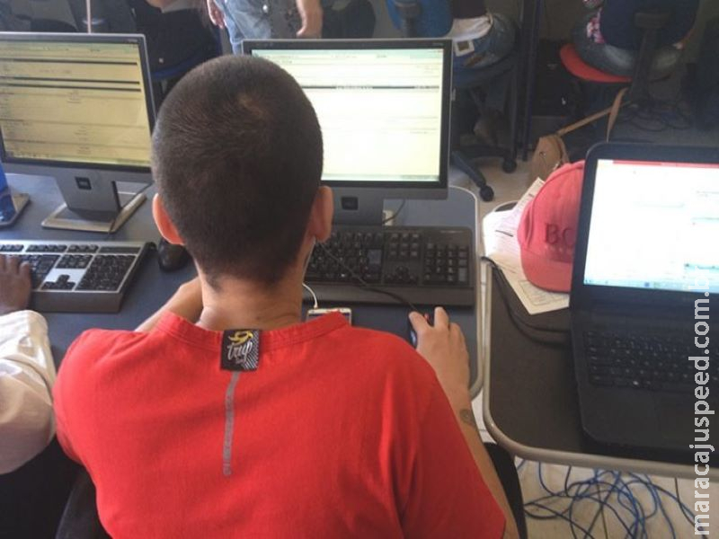 Proposta garante computador para estudante de escola pública