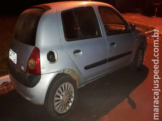 Traficante foge e polícia apreende veículo com maconha e skunk Traficante foge e polícia apreende veículo com maconha e skunk