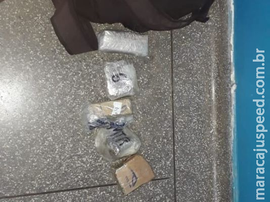 Adolescente arremessa drogas para o irmão que está preso na Máxima, mas PM flagra Adolescente arremessa drogas para o irmão que está preso na Máxima, mas PM flagra