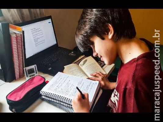 Alunos da rede municipal ensino podem ter acesso a aulas no celular por meio de aplicativo Alunos da rede municipal ensino podem ter acesso a aulas no celular por meio de aplicativo