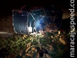 Após fuga, traficante atravessa cerca, capota carro e acaba preso em rodovia Após fuga, traficante atravessa cerca, capota carro e acaba preso em rodovia