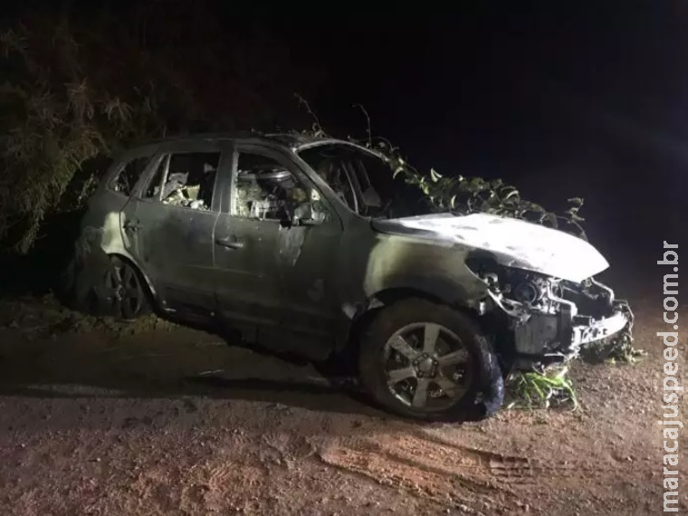 Após perseguição, carro usado para o tráfico capota e pega fogo