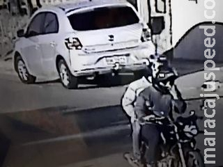 bandidos armados fazem arrastão em pontos de ônibus no Los Angeles