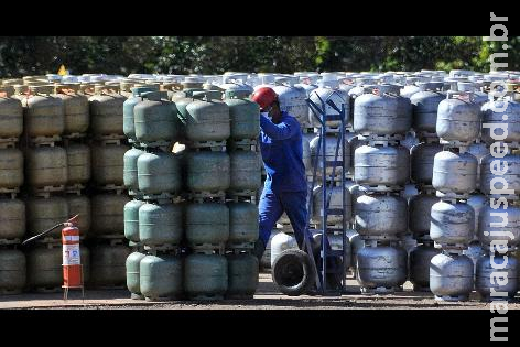 Botijão do gás de cozinha custa R$ 26 nas refinarias e R$ 70 ao consumidor