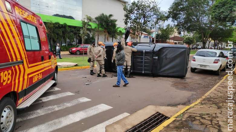 Caminhonete tomba após colisão contra utilitário no Centro