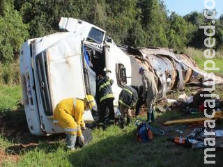 Carreta carregada de leite tomba na MS-276 e motorista fica preso nas ferragens