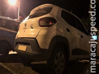 Casal adolescente faz motorista de aplicativo refém e rouba carro durante corrida Casal adolescente faz motorista de aplicativo refém e rouba carro durante corrida