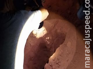 Criança cai em buraco de 2 metros durante brincadeira e fica soterrada