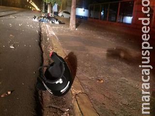 Embriagado, homem perde controle de motocicleta e bate contra árvore Embriagado, homem perde controle de motocicleta e bate contra árvore