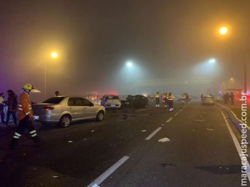 Engavetamento com 22 veículos deixa 8 mortos e mais de 20 feridos no Paraná