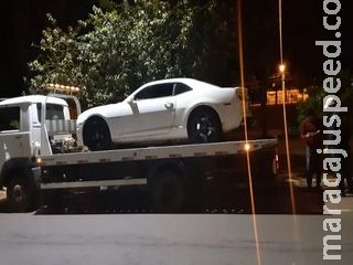 Flagrado em manobra perigosa, motorista de Camaro foge e se esconde em conveniência Flagrado em manobra perigosa, motorista de Camaro foge e se esconde em conveniência