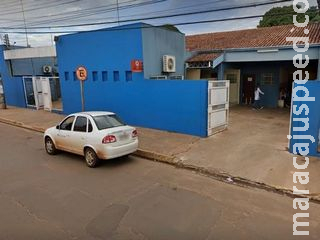 Homem é encontrado desacordado dentro de carro e morre em unidade de saúde