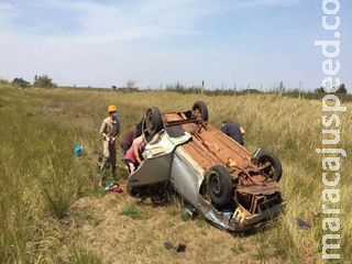 Idosa fica presa nas ferragens ao perder controle de carro e capotar em rodovia