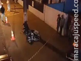 Jovem morre ao bater moto em poste e cão fica em estado grave dentro de bolsa Jovem morre ao bater moto em poste e cão fica em estado grave dentro de bolsa