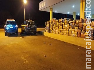 Maconha avaliada em mais de R$ 3 milhões é abandonada em caminhão por traficantes que fogem a pé Maconha avaliada em mais de R$ 3 milhões é abandonada em caminhão por traficantes que fogem a pé
