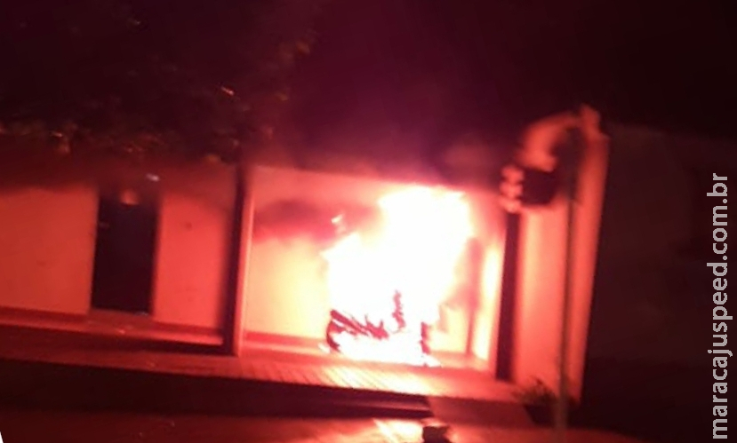 Maracaju: Dupla incendeia motocicleta na região central. Ação pode ter sido cometido por desafetos do proprietário do veículo Maracaju: Dupla incendeia motocicleta na região central. Ação pode ter sido cometido por desafetos do proprietário do veículo