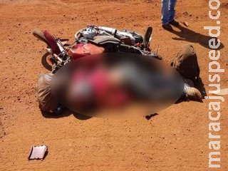 Motociclista é atropelado por carreta e morre no local do acidente Motociclista é atropelado por carreta e morre no local do acidente