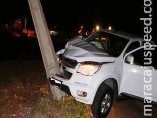 Motorista bate em poste e descarga elétrica causa incêndio em vegetação