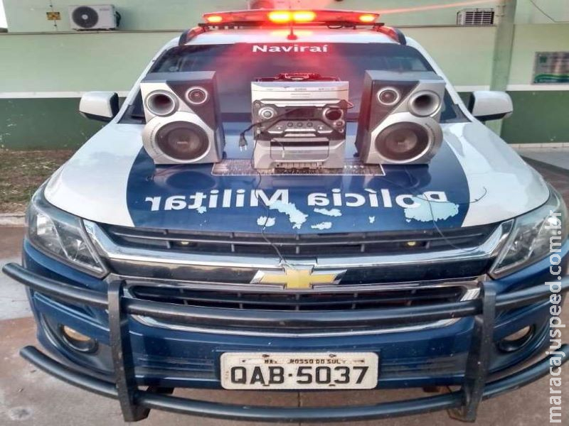 Mulher se recusa a baixar volume de som e acaba presa pela PM Mulher se recusa a baixar volume de som e acaba presa pela PM