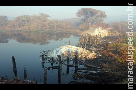 No Pantanal de Mato Grosso do Sul, queimada destrói ponte na Estrada Parque