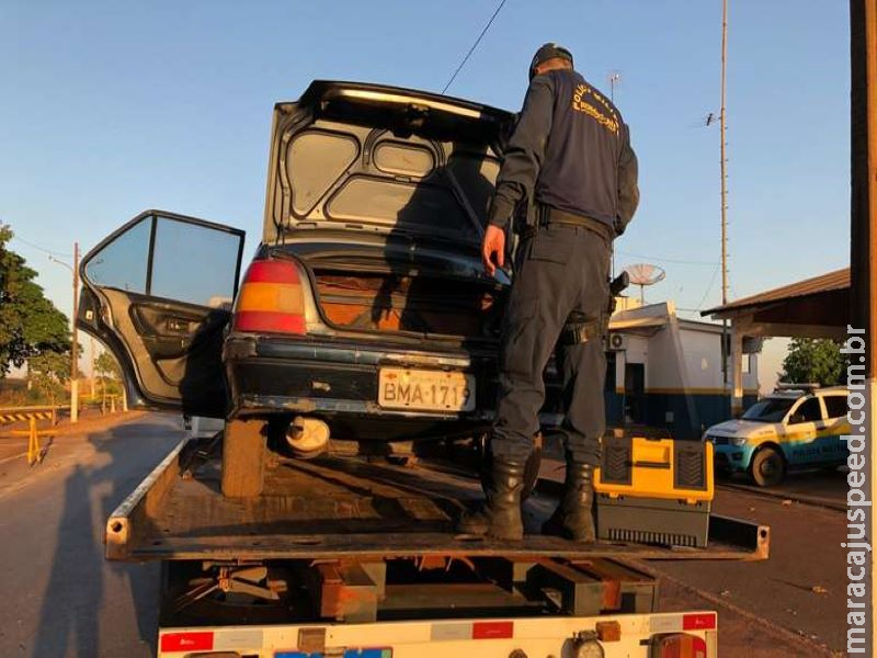 Polícia prende dupla que contratou guincho para carregar veículo com drogas Polícia prende dupla que contratou guincho para carregar veículo com drogas