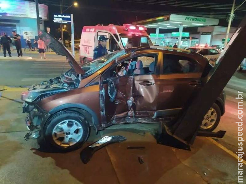 Policial avança sinal e fica em estado grave ao ser atingido por veículo Policial avança sinal e fica em estado grave ao ser atingido por veículo