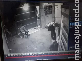 trio furta casa e ainda tira lençóis para pisotear nos colchões em Campo Grande trio furta casa e ainda tira lençóis para pisotear nos colchões em Campo Grande