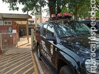 Adolescente flagra amigo com a namorada na cama e o esfaqueia nas costas Adolescente flagra amigo com a namorada na cama e o esfaqueia nas costas