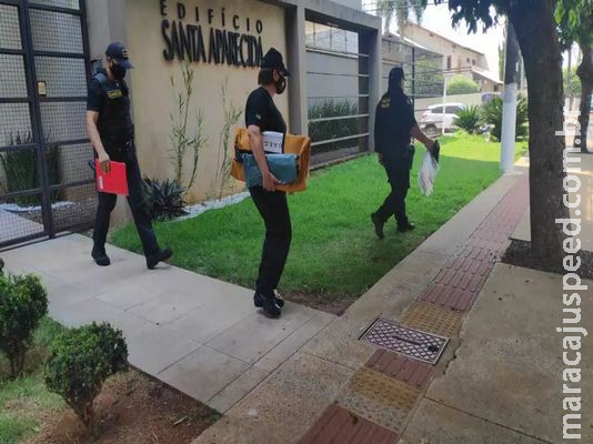 Após 5 horas, Gaeco deixa casa de ex-jogador de futebol, alvo de operação Após 5 horas, Gaeco deixa casa de ex-jogador de futebol, alvo de operação