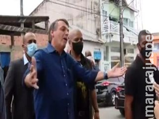 Bolsonaro pede para menino tirar máscara antes de aperto de mão: ‘Fica à vontade’ Bolsonaro pede para menino tirar máscara antes de aperto de mão: ‘Fica à vontade’