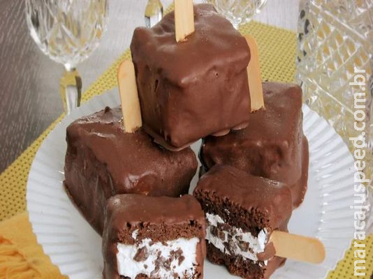 Brownie recheado com sorvete é opção deliciosa para dias quentes 