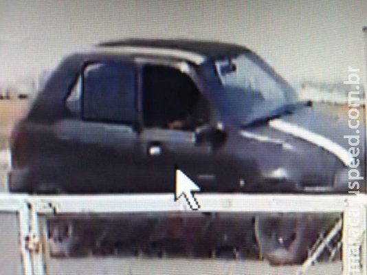 Câmera filma carro de dupla que tentou sequestrar jovem em ponto de ônibus