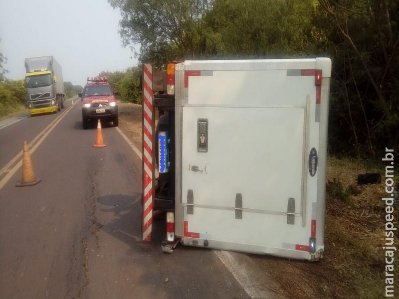 Caminhão frigorífico tomba na BR-262 e condutor sai ileso Caminhão frigorífico tomba na BR-262 e condutor sai ileso