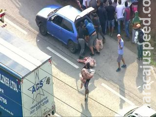 Caminhão que carregava carnes é saqueado após tombar em São Paulo