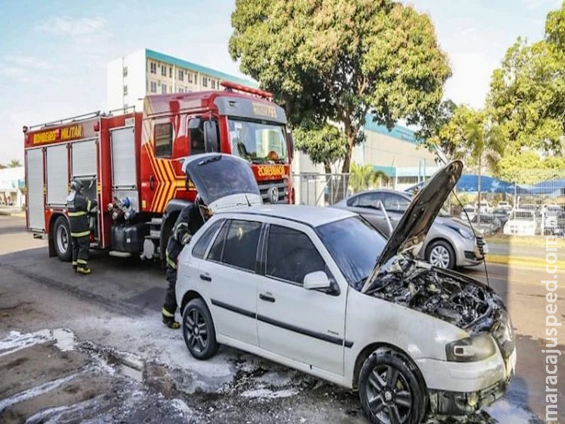 Carro pega fogo em frente a Santa Casa e mobiliza bombeiros