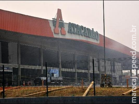 Cinco dias após incêndio no Atacadão, vizinhança ainda sofre com fumaça