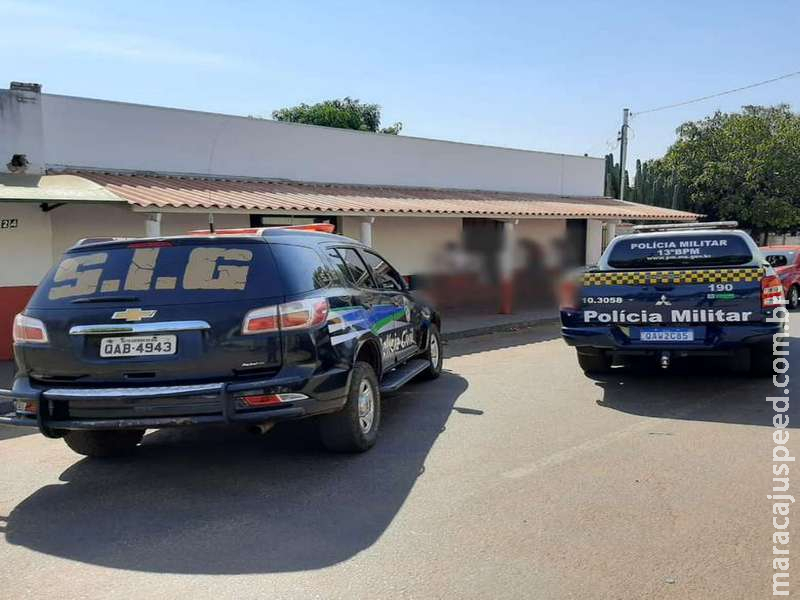 Cinco são presos com simulacro de pistola e droga Cinco são presos com simulacro de pistola e droga