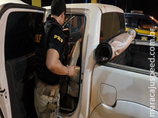 Com 320 kg de maconha, criminoso joga carro contra policiais e foge