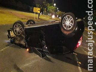 Depois de capotar a 100 km/h, carro é atingido por outro em frente a shopping