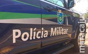 Durante fuga, dois saltam de carro em movimento e rapaz é preso pela PM