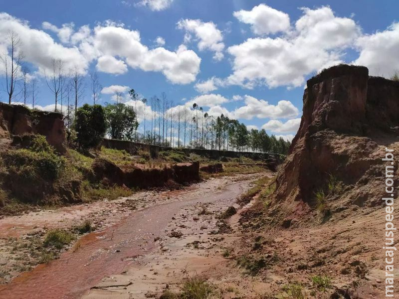 Erosão de 10 metros de profundidade atinge lençol freático em fazenda 