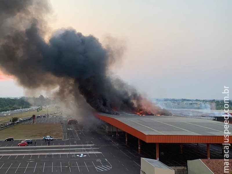 Incêndio de grande proporção atinge hipermercado Incêndio de grande proporção atinge hipermercado