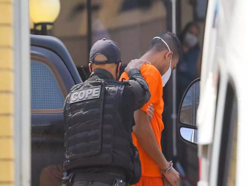 Juiz cancela julgamento ao ver réu com uniforme laranja e escolta armada 