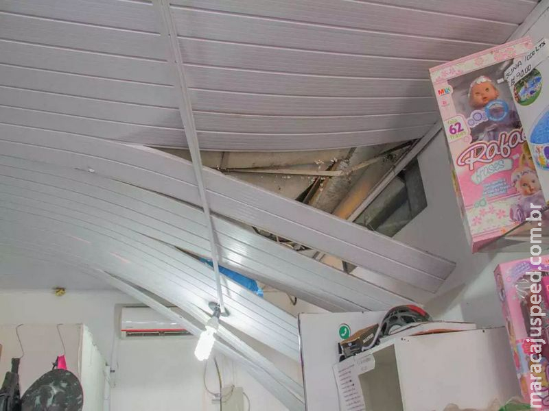 Ladrão arromba telhado, furta loja e foge deixando prejuízo de R$ 2 mil Ladrão arromba telhado, furta loja e foge deixando prejuízo de R$ 2 mil