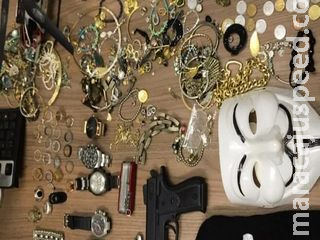 Mascarados, adolescentes são pegos pela polícia após arrastão em várias casas