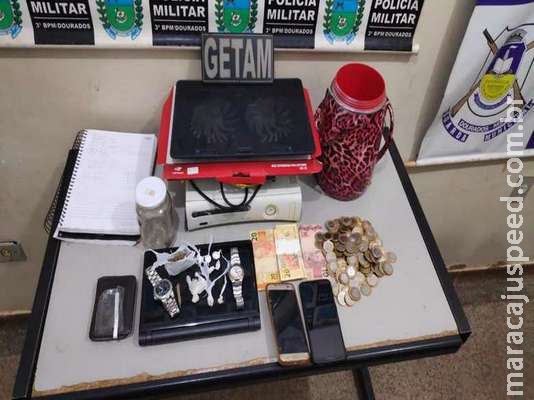 Menor é flagrado com drogas e objetos suspeitos de serem produtos de furto Menor é flagrado com drogas e objetos suspeitos de serem produtos de furto